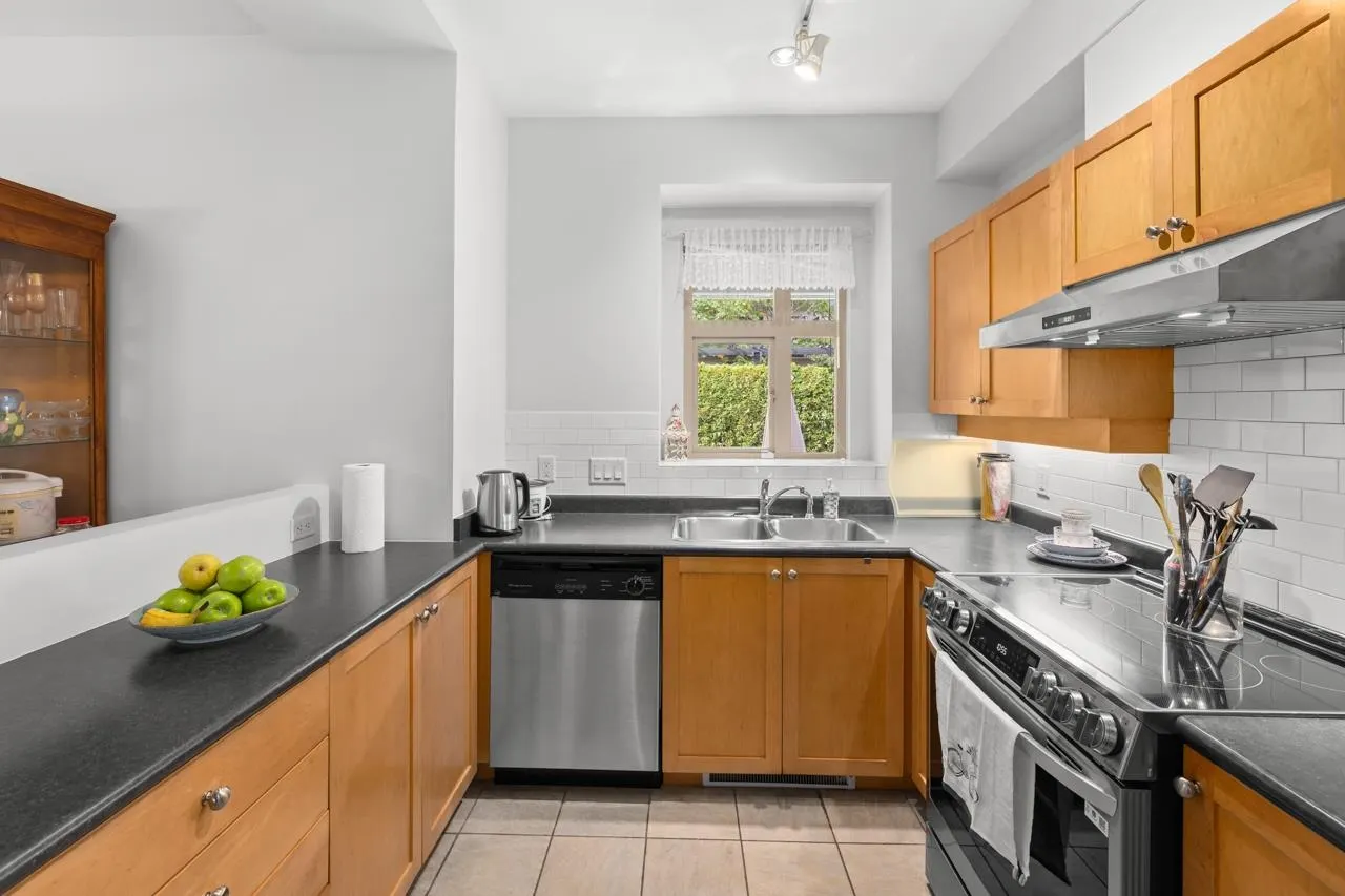 246 600 Park Crescent