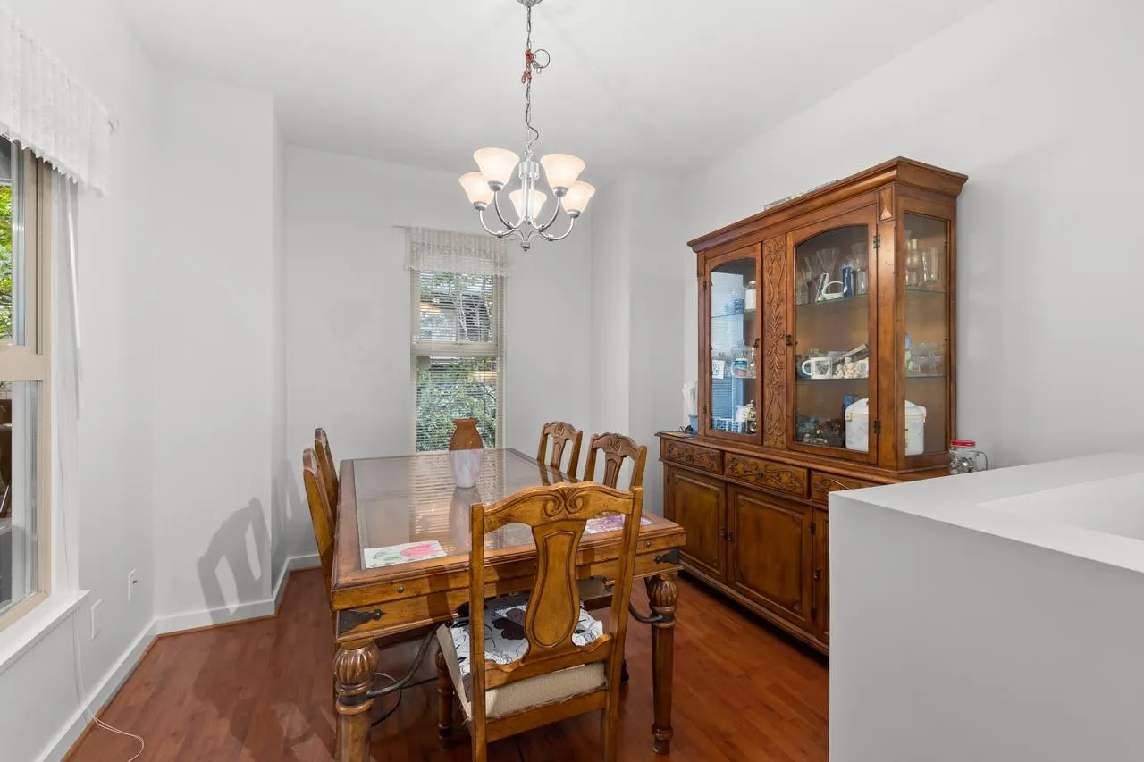 246 600 Park Crescent