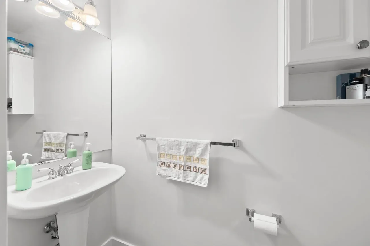 246 600 Park Crescent