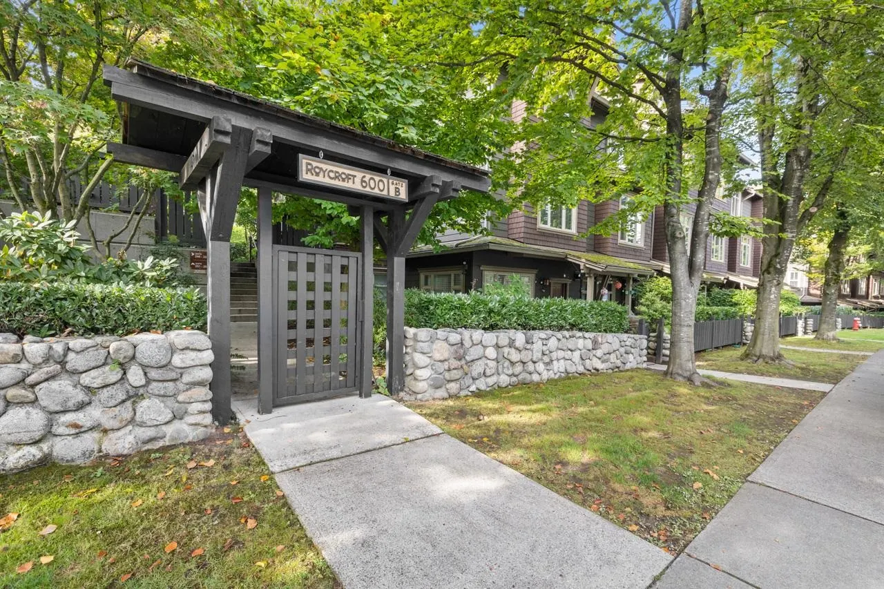 246 600 Park Crescent