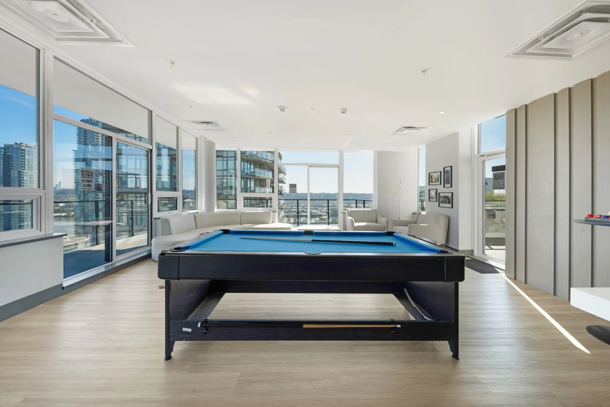 2401 823 Carnarvon Street