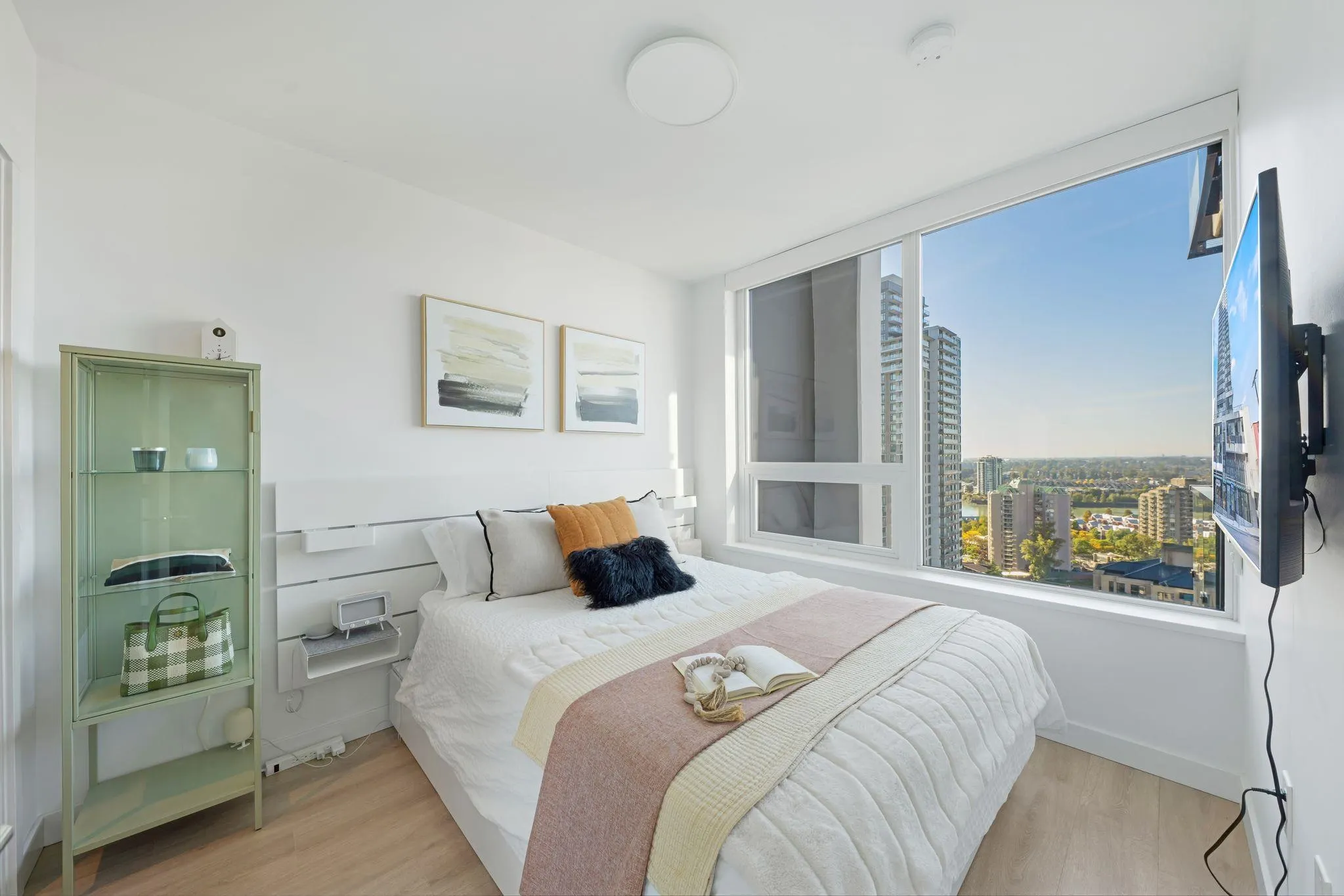 2401 823 Carnarvon Street