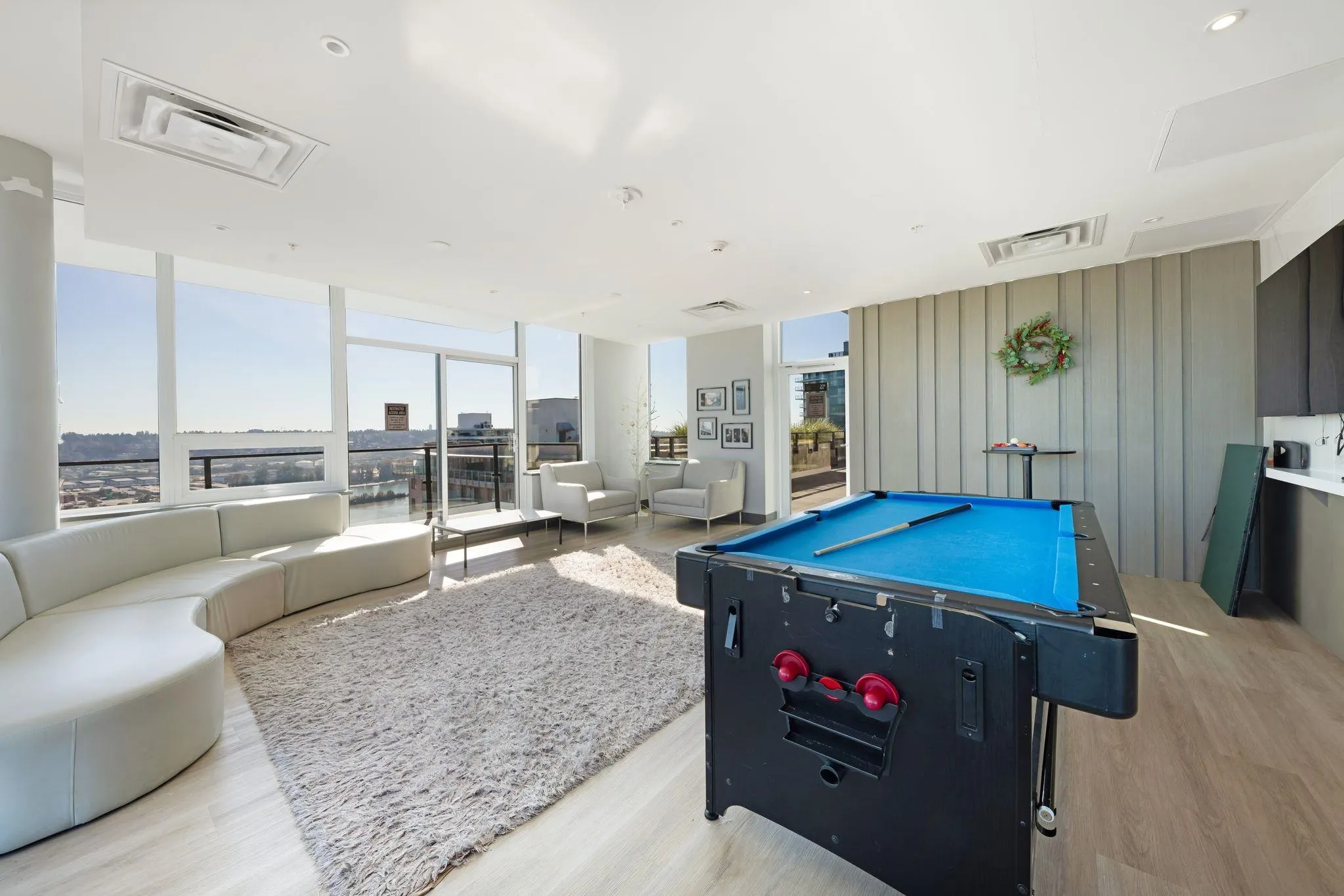 2401 823 Carnarvon Street