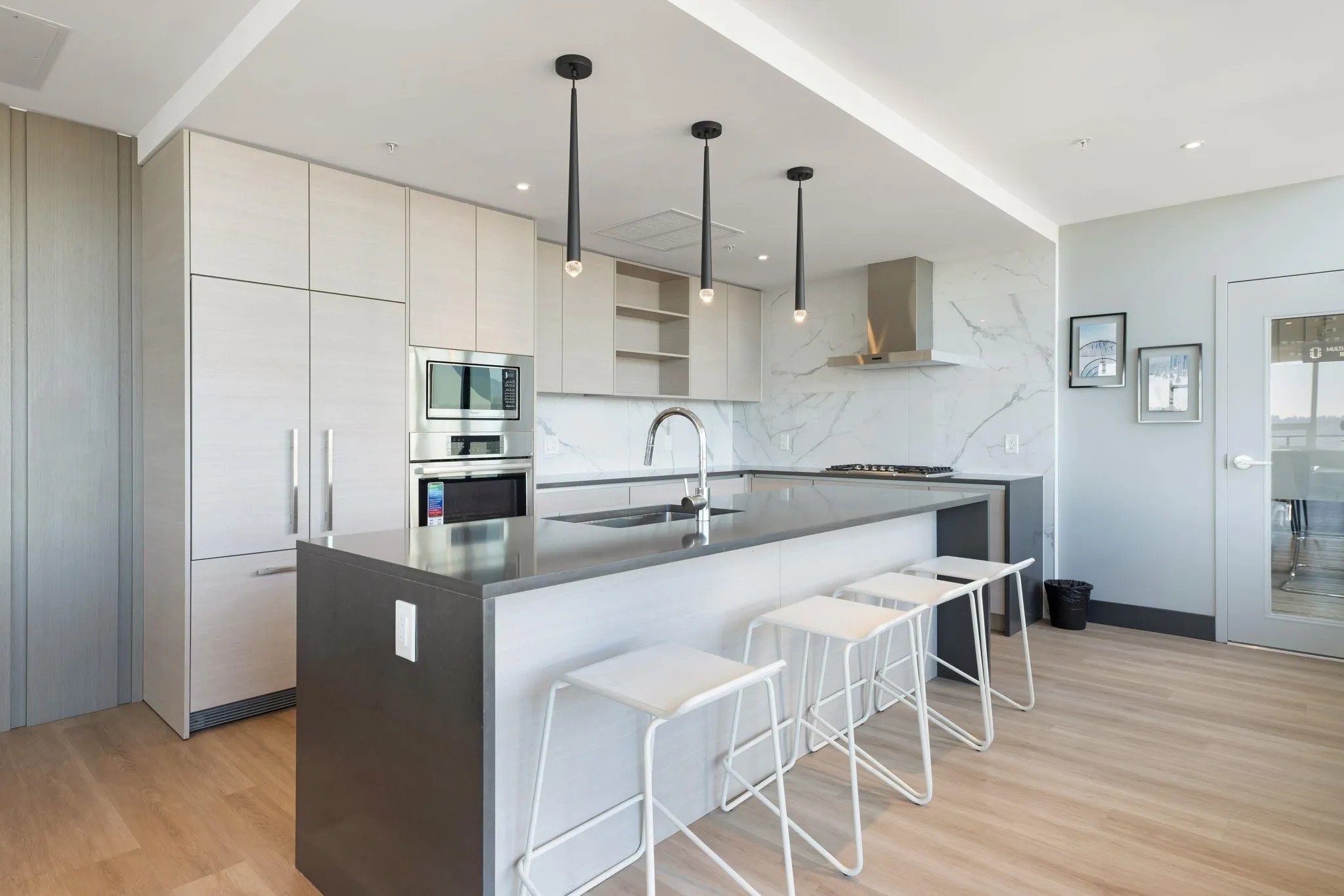 2401 823 Carnarvon Street