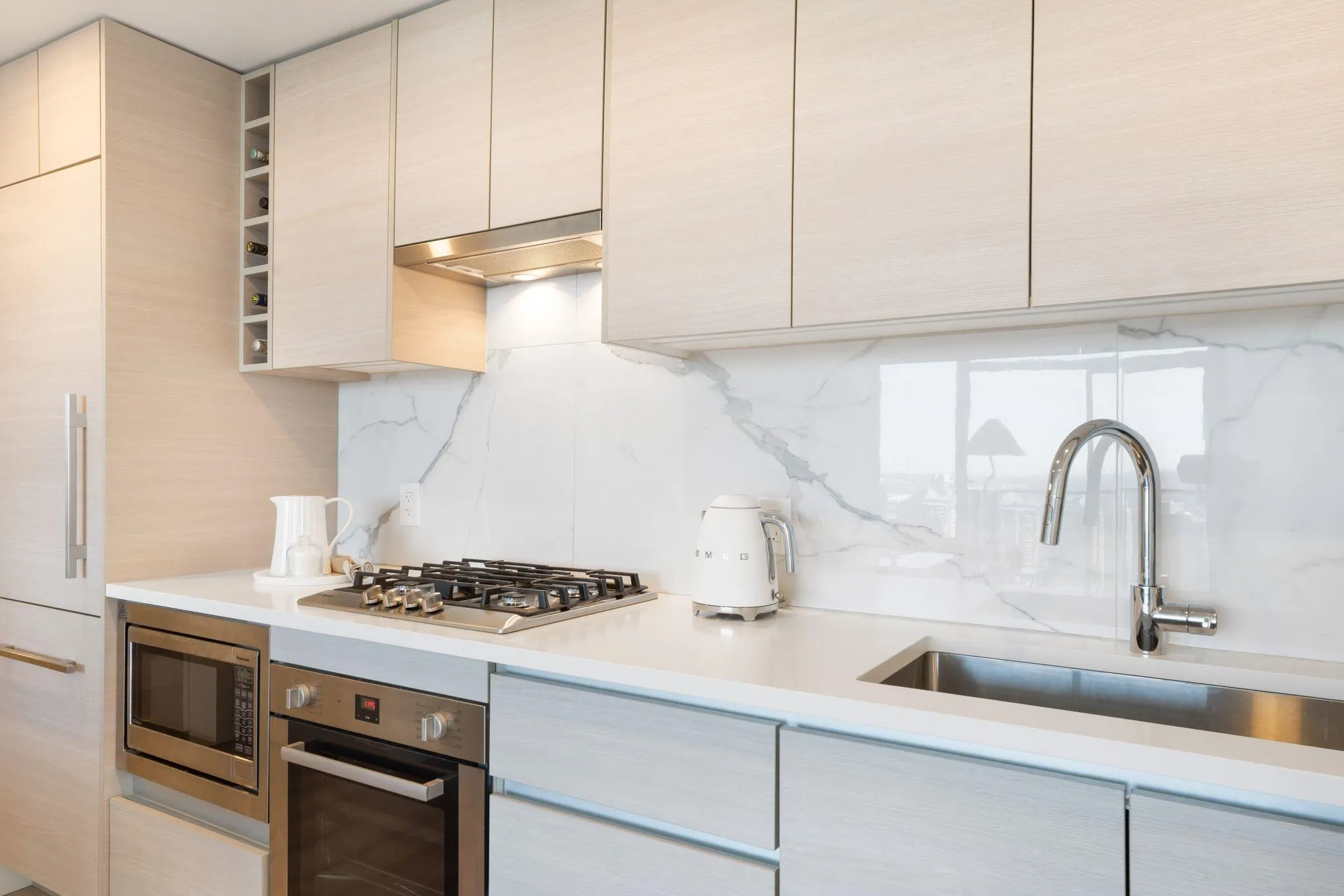 2401 823 Carnarvon Street