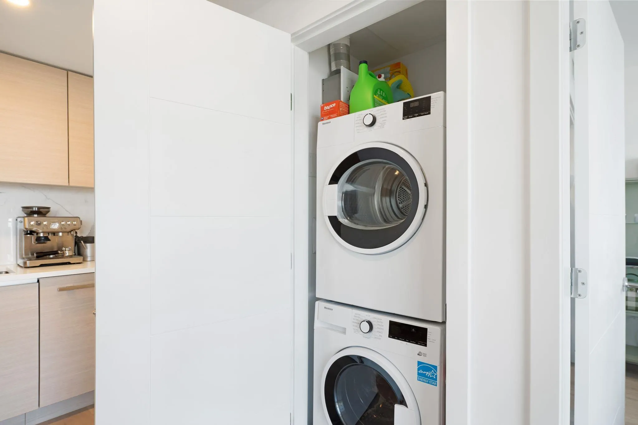 2401 823 Carnarvon Street