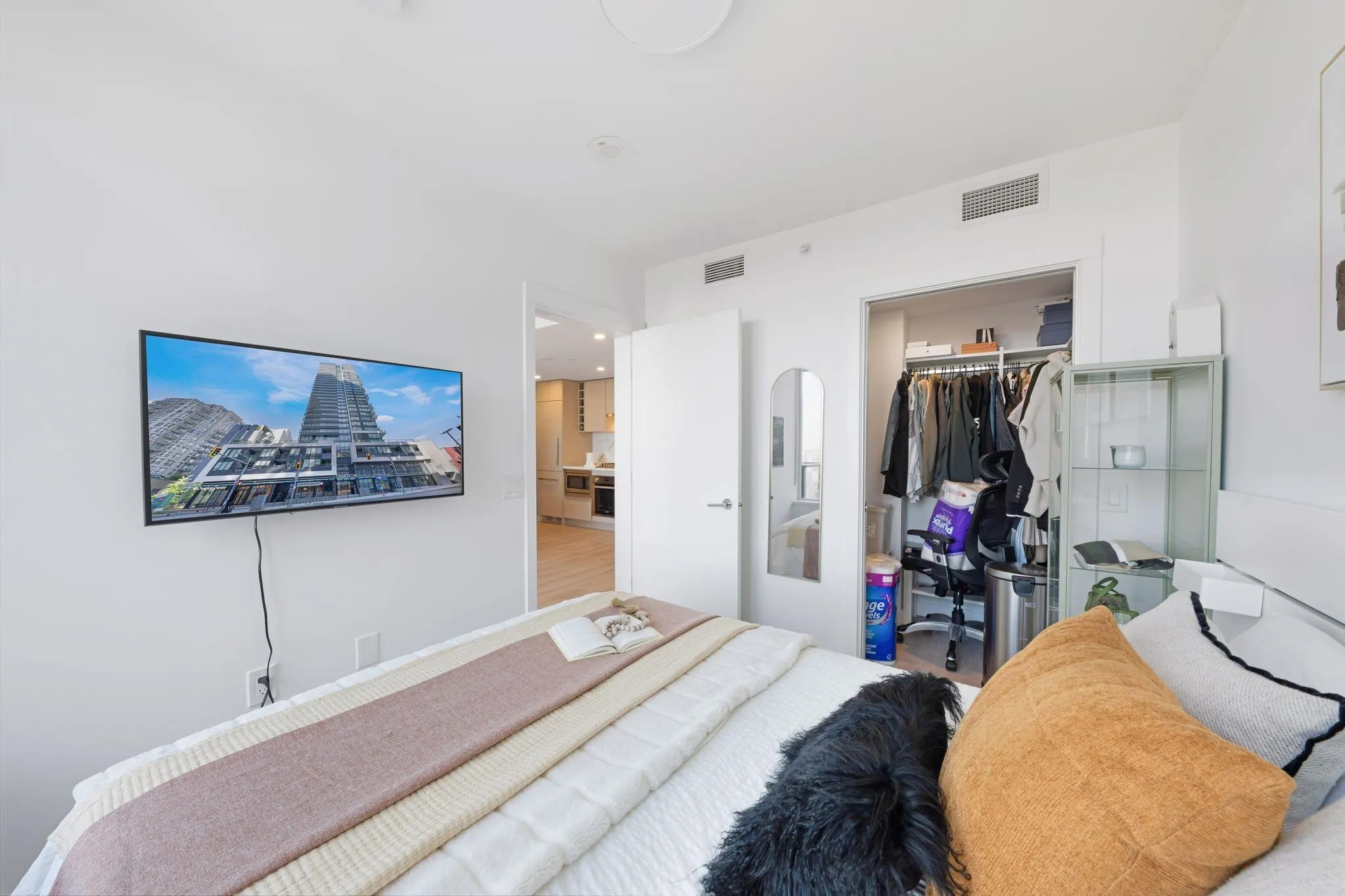 2401 823 Carnarvon Street