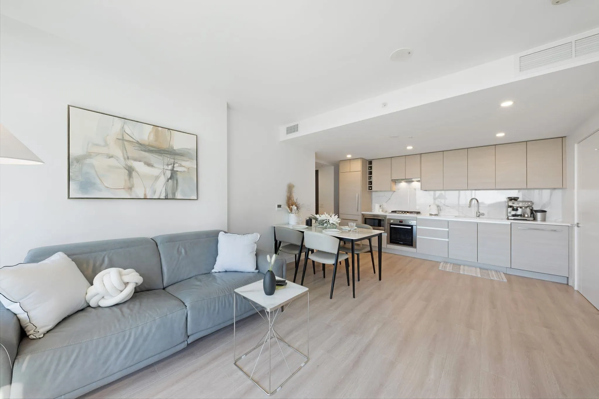 2401 823 Carnarvon Street