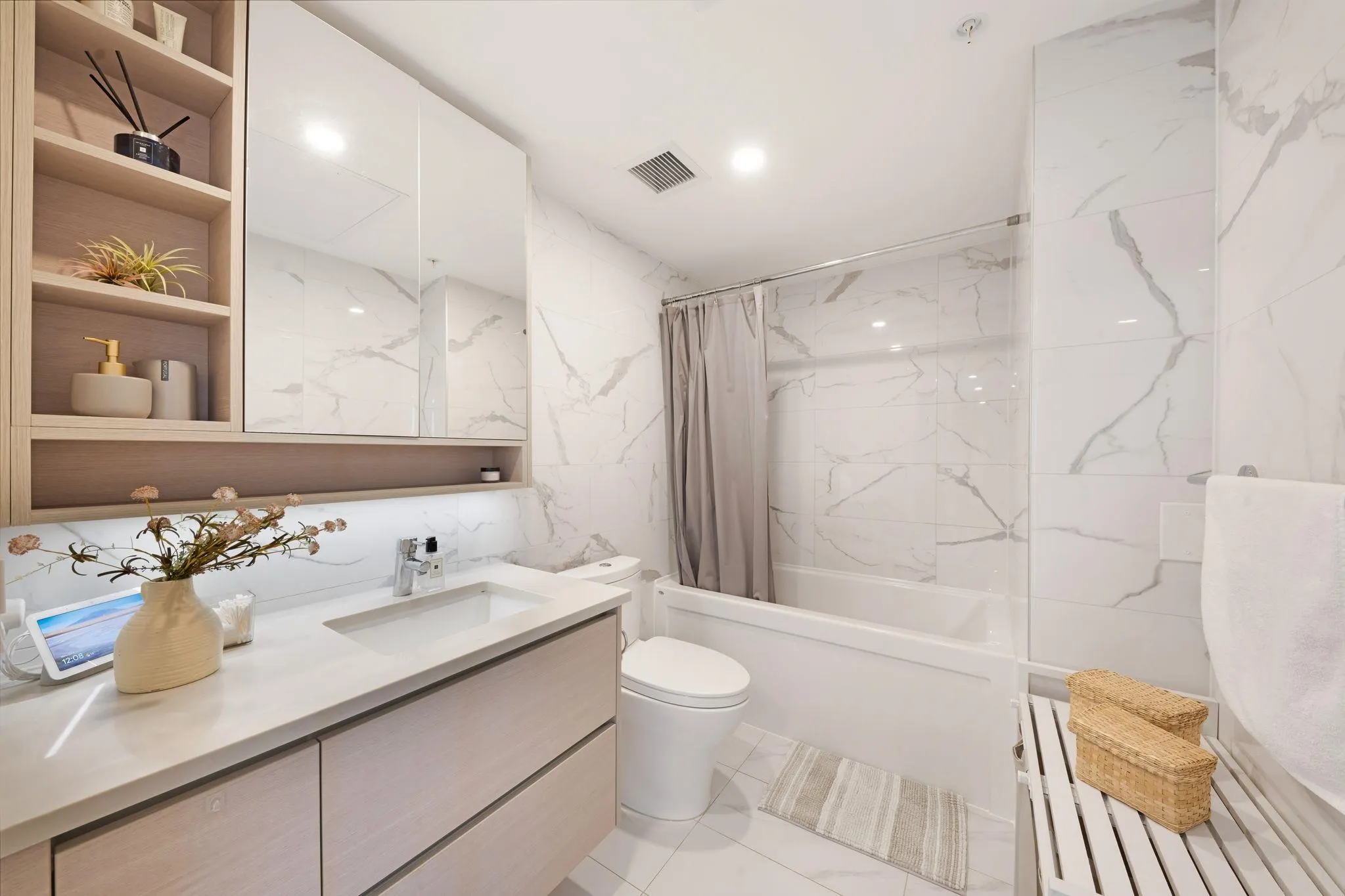 2401 823 Carnarvon Street