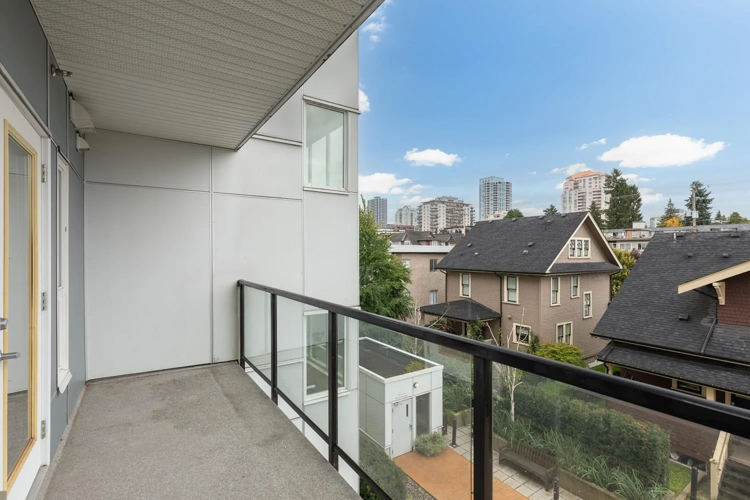 302 809 Fourth Avenue