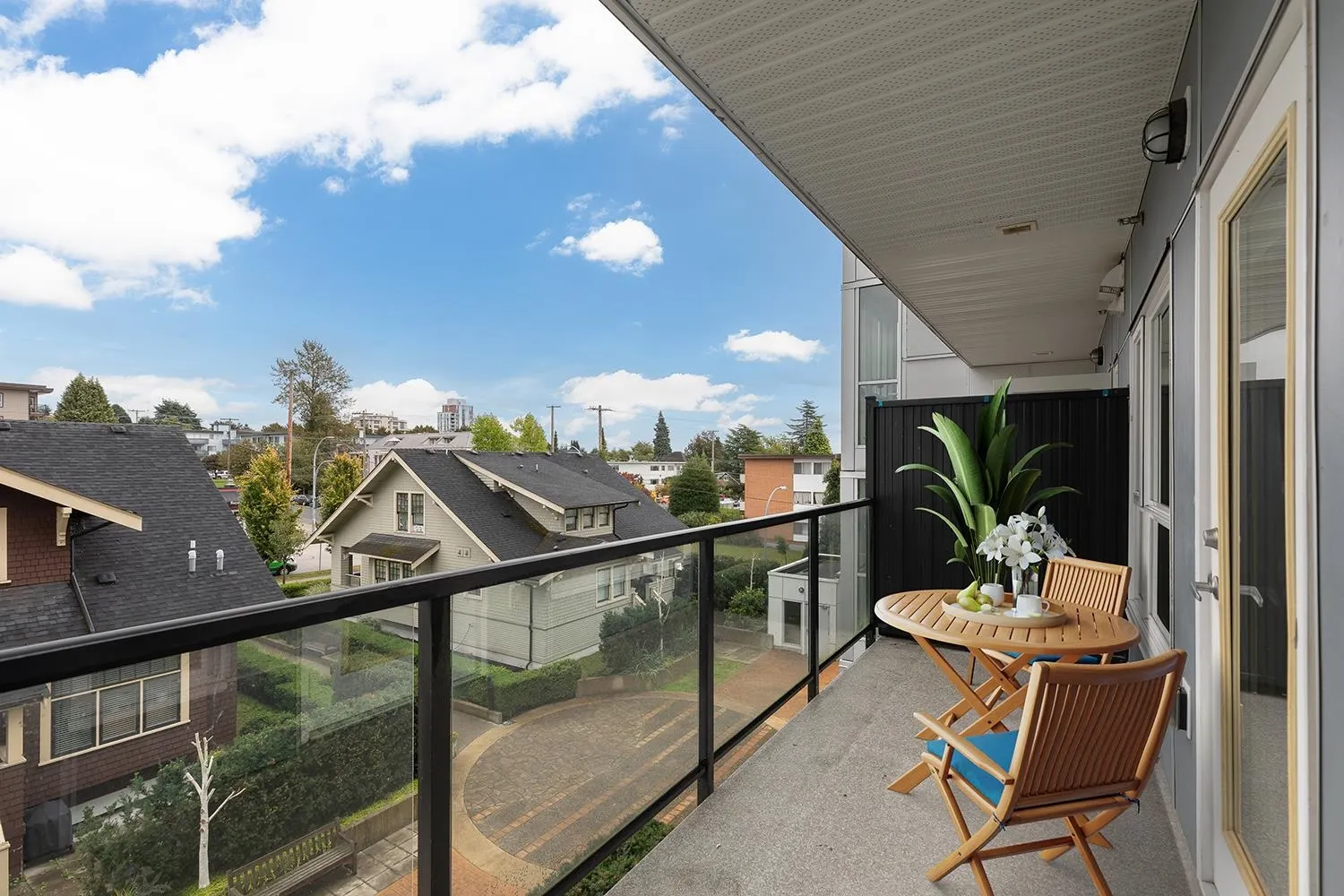 302 809 Fourth Avenue