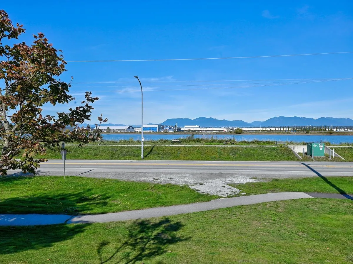 201 5860 Dover Crescent