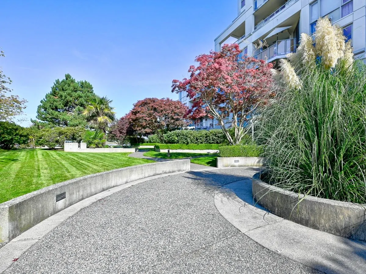 201 5860 Dover Crescent