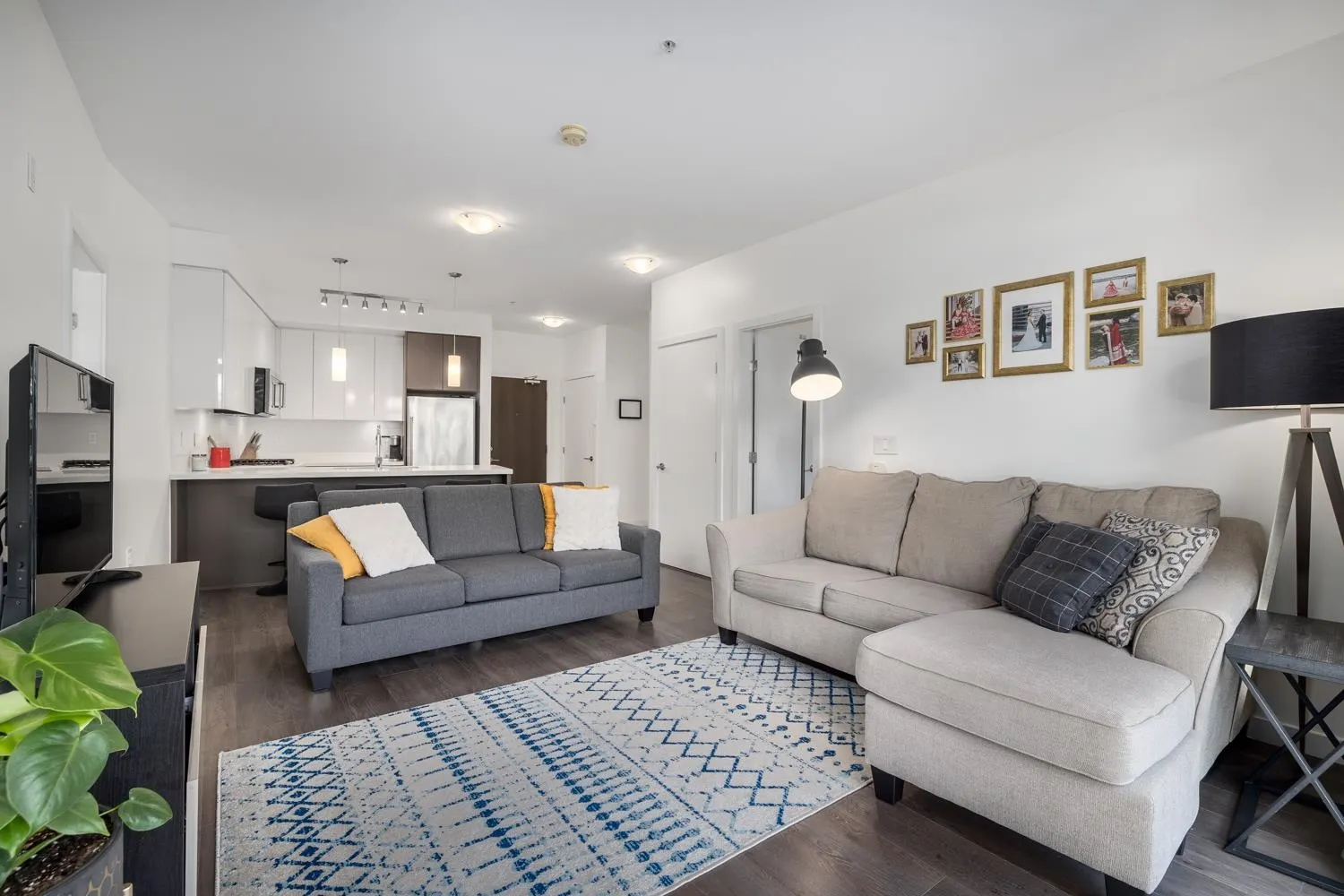 217 22 E Royal Avenue