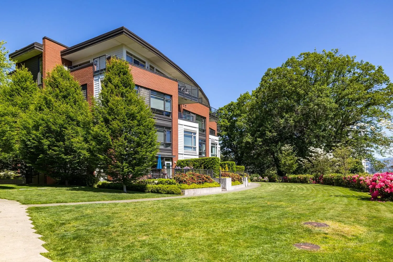 217 22 E Royal Avenue