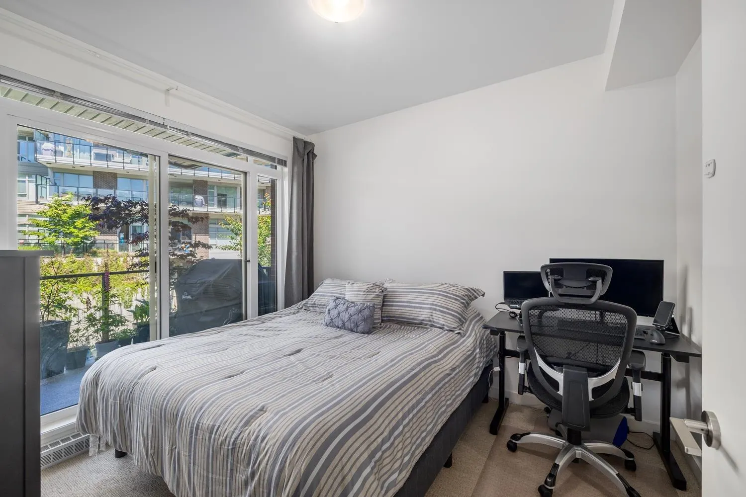 217 22 E Royal Avenue