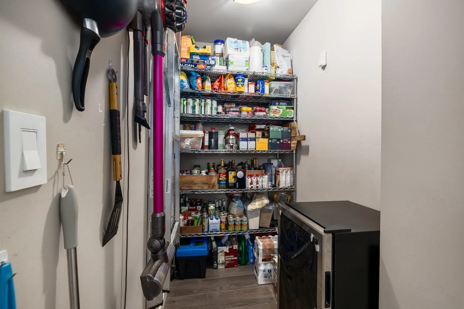 217 22 E Royal Avenue