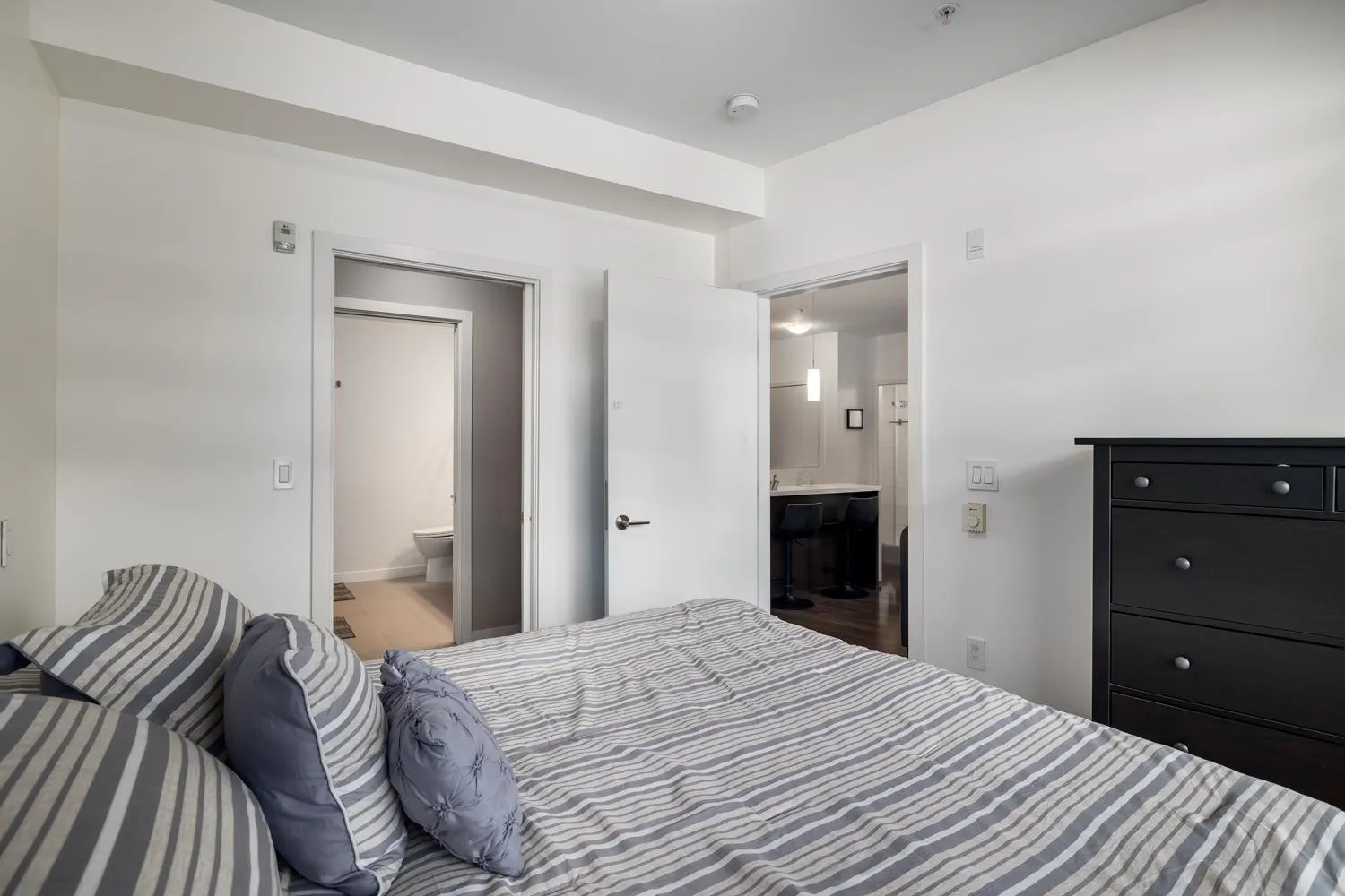 217 22 E Royal Avenue