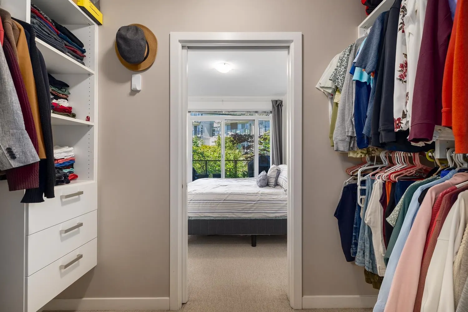 217 22 E Royal Avenue