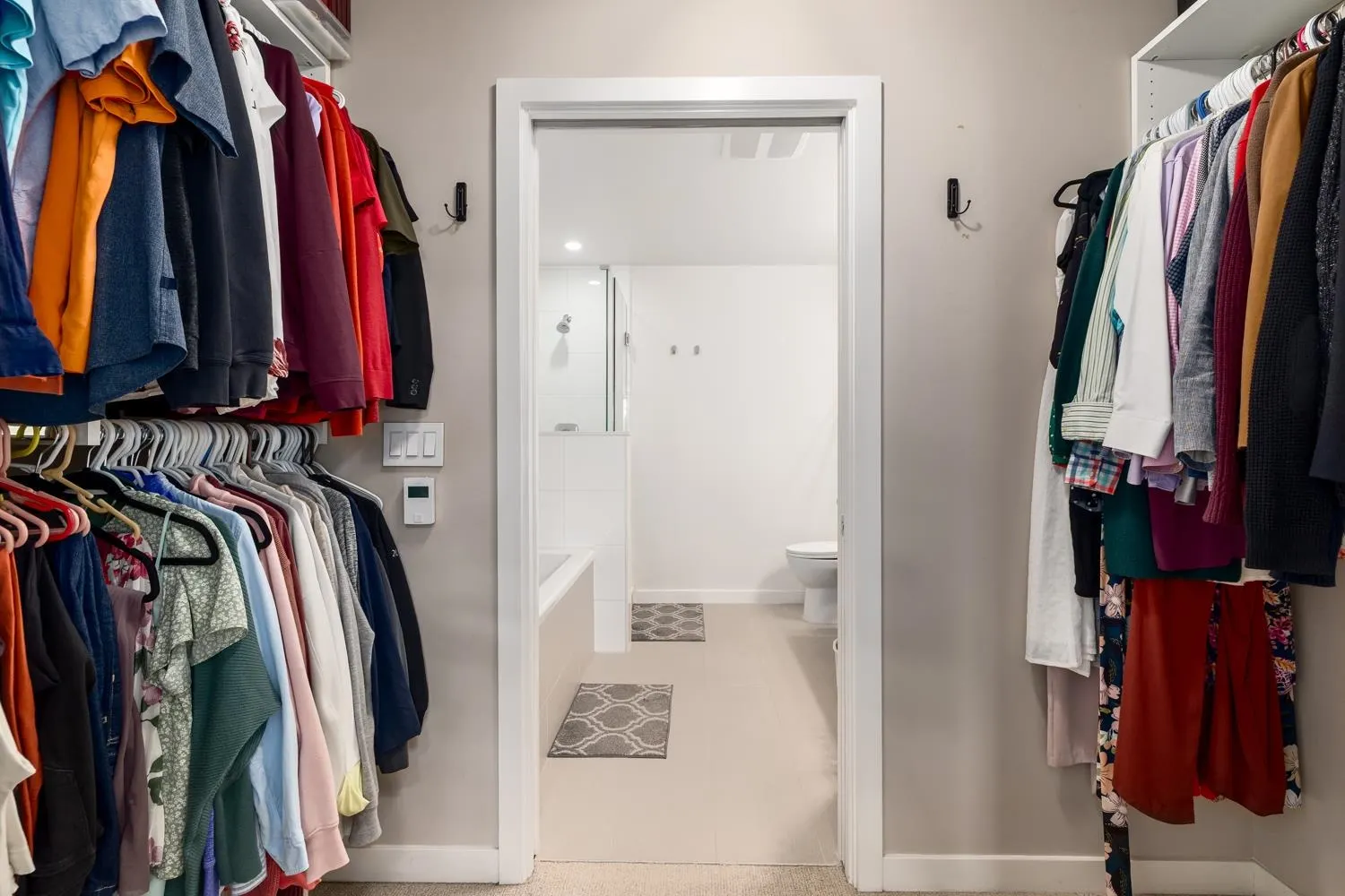 217 22 E Royal Avenue