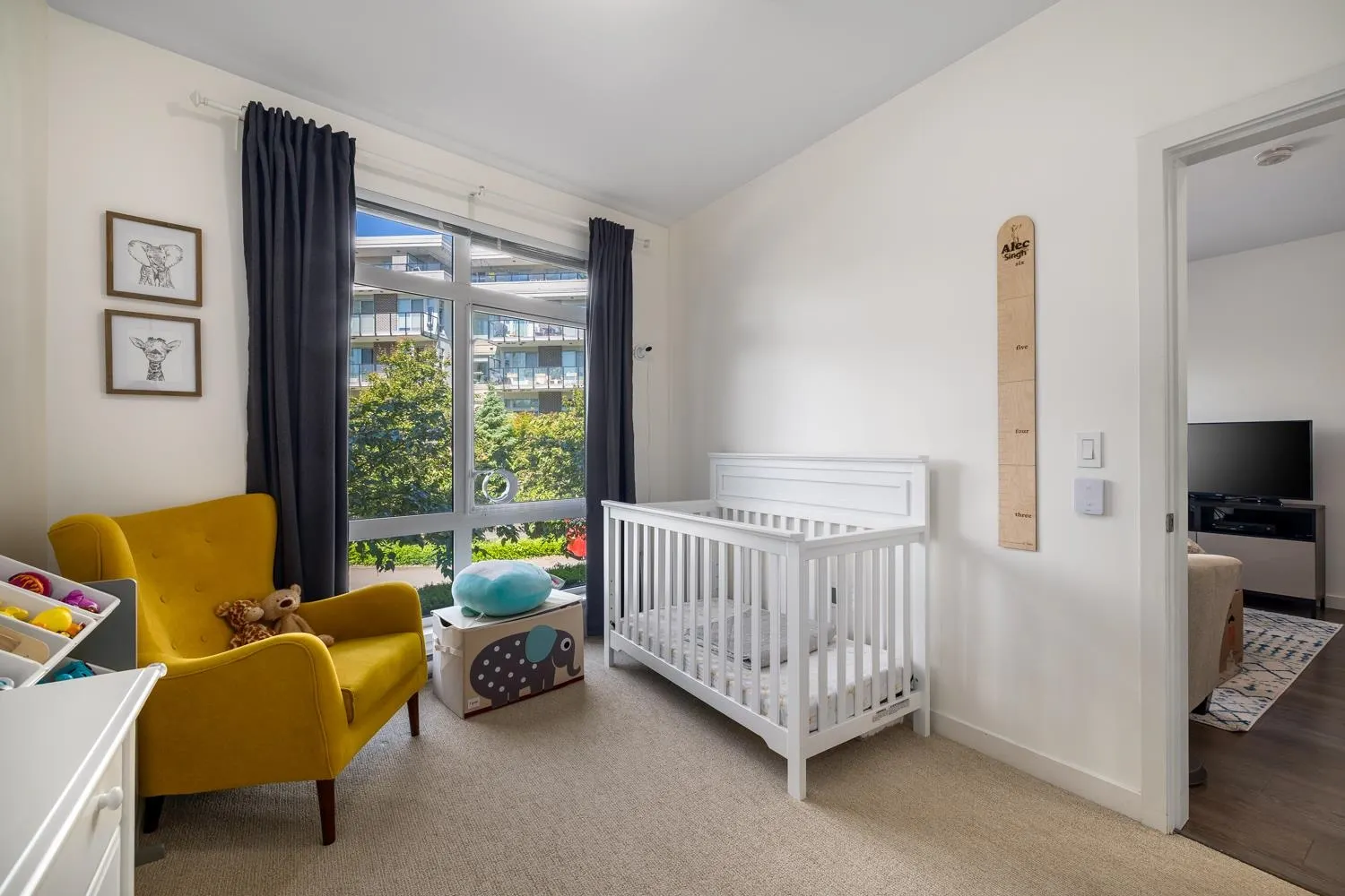 217 22 E Royal Avenue