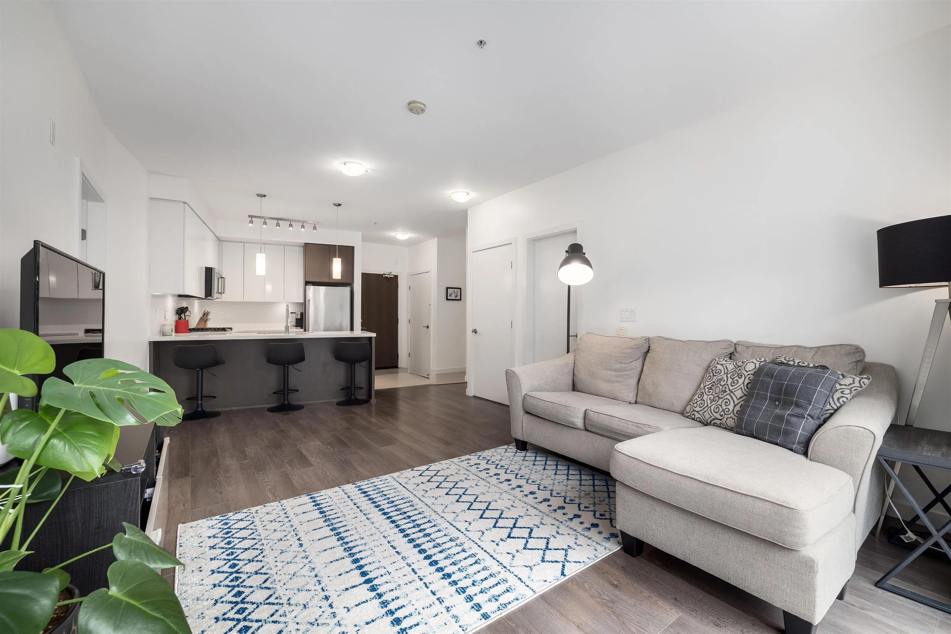 217 22 E Royal Avenue