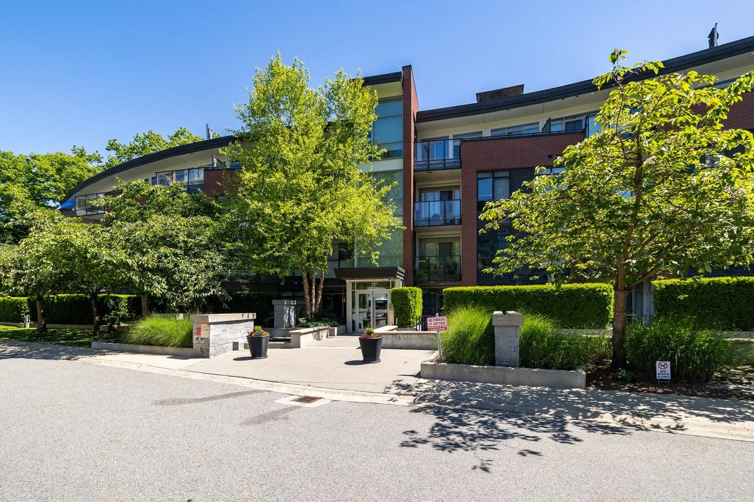 217 22 E Royal Avenue