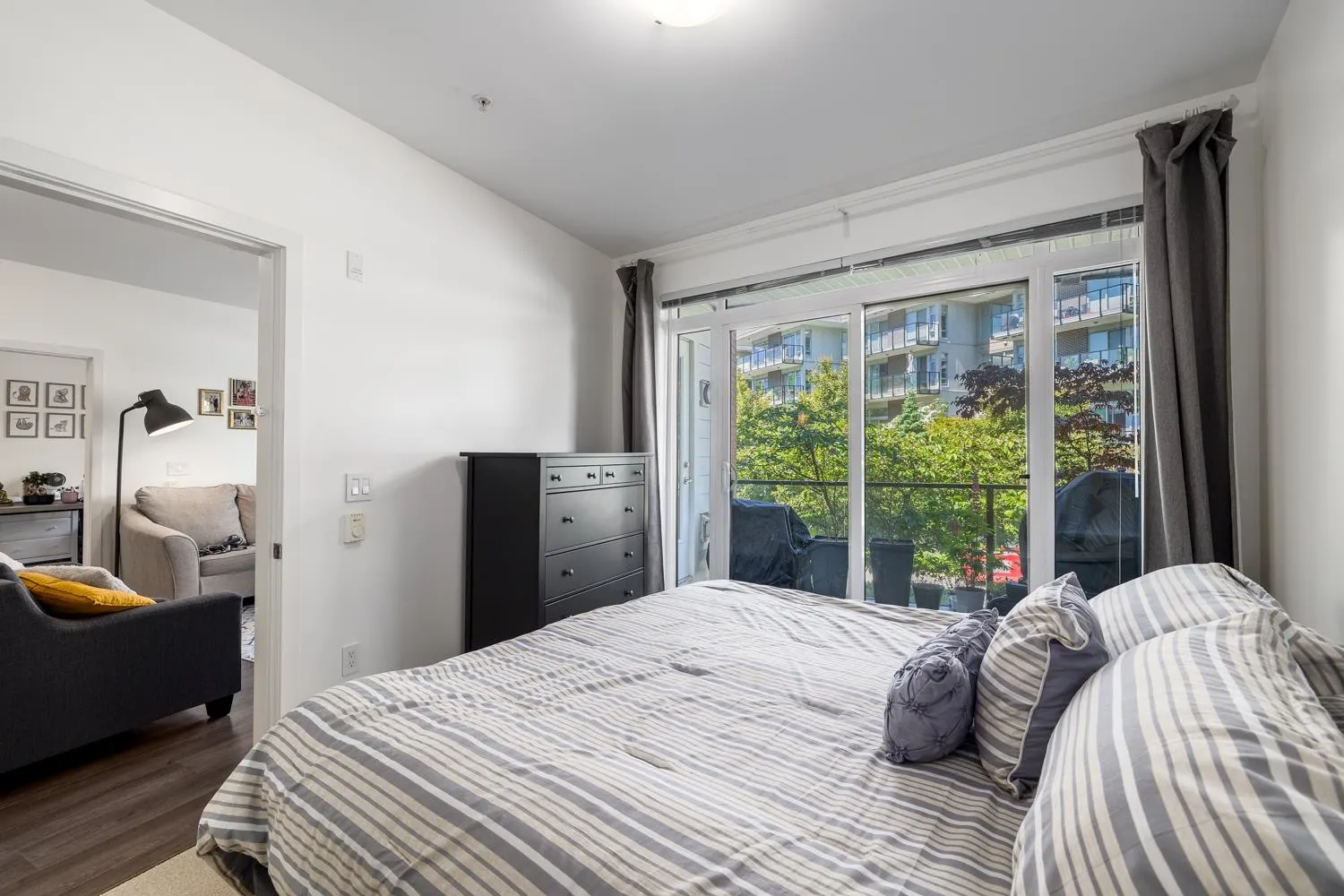 217 22 E Royal Avenue