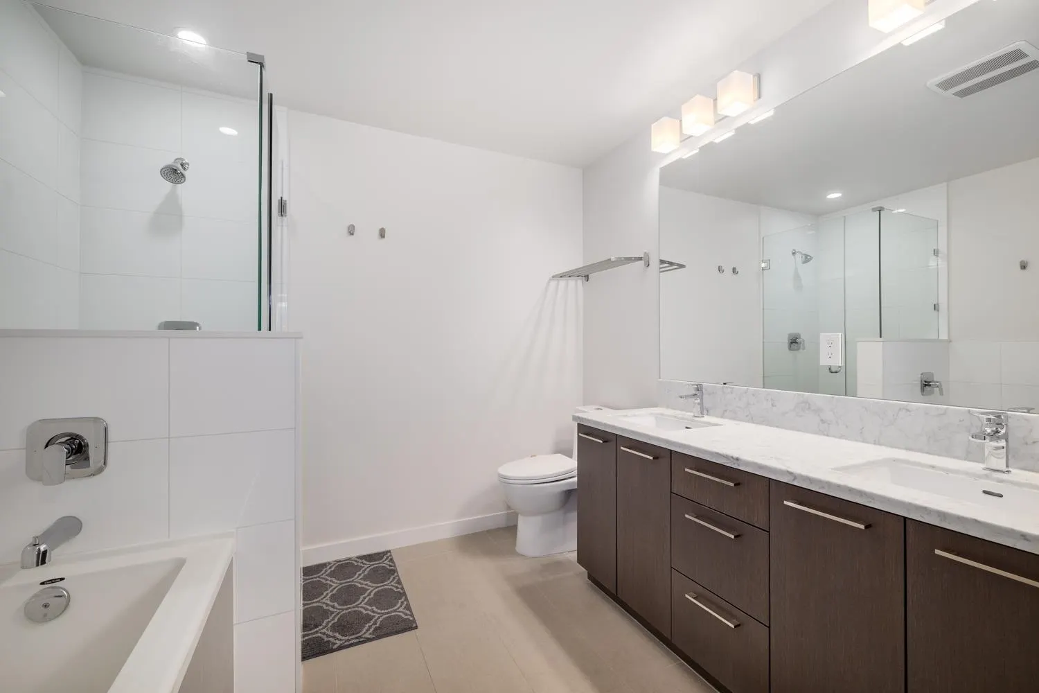 217 22 E Royal Avenue