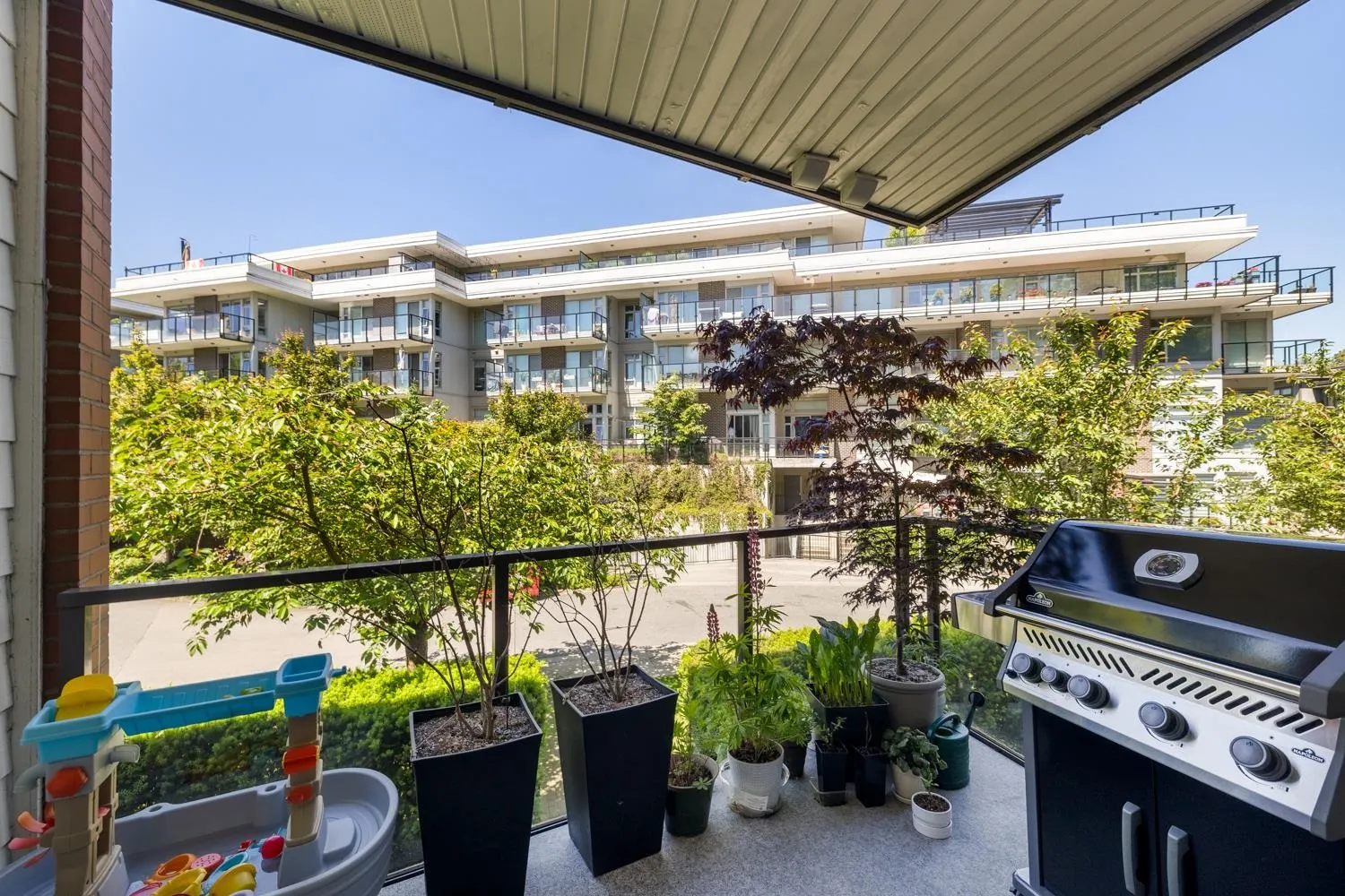 217 22 E Royal Avenue