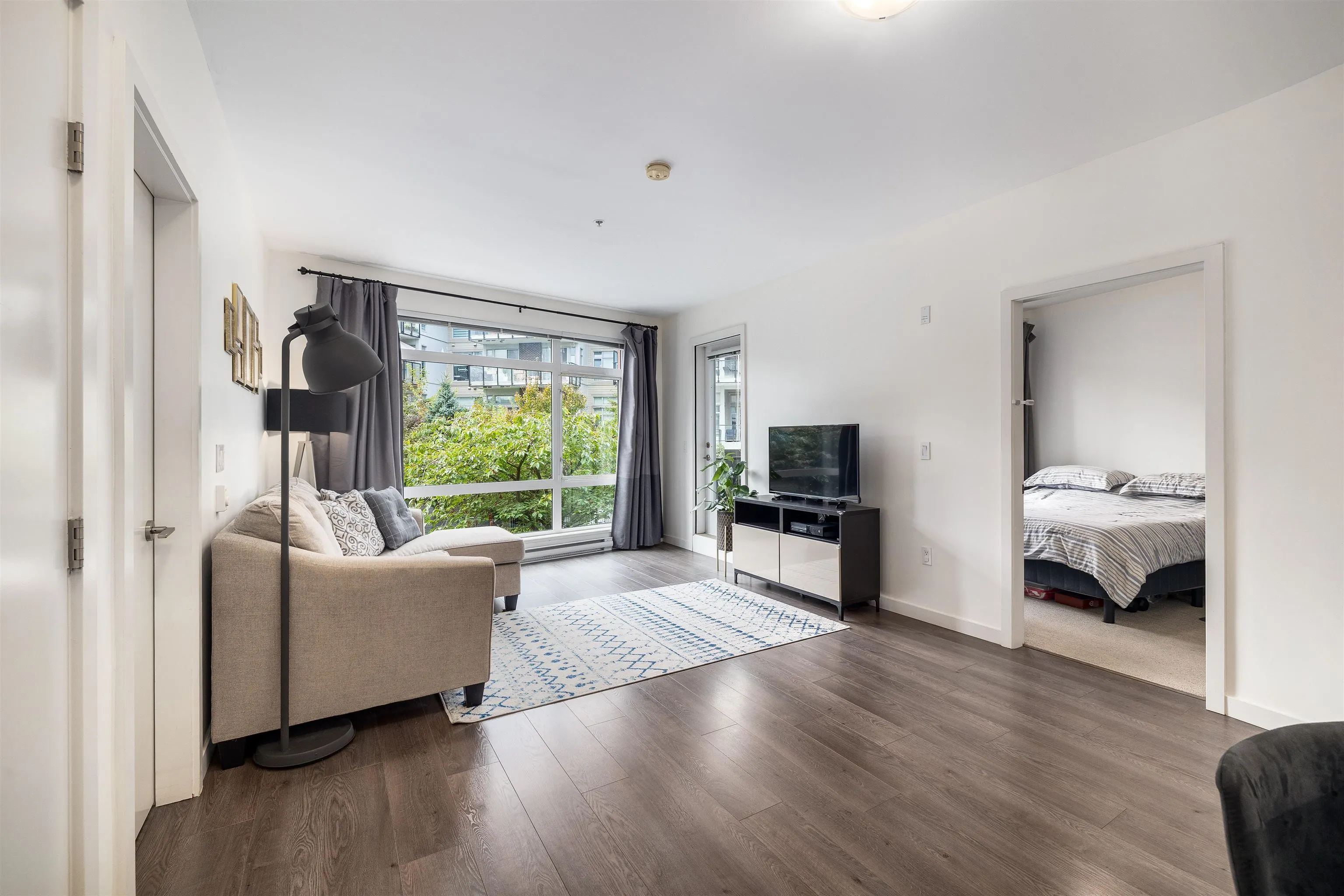 217 22 E Royal Avenue