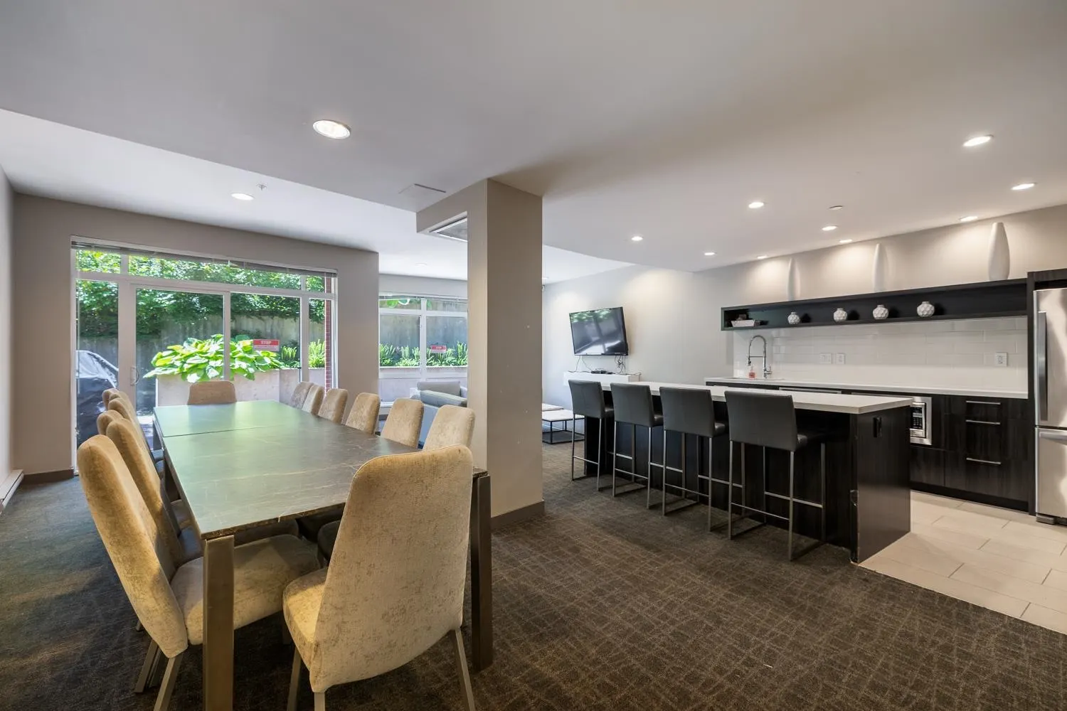 217 22 E Royal Avenue