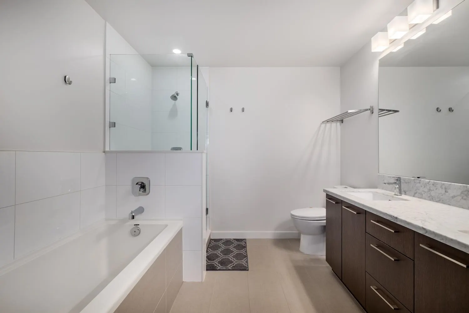 217 22 E Royal Avenue