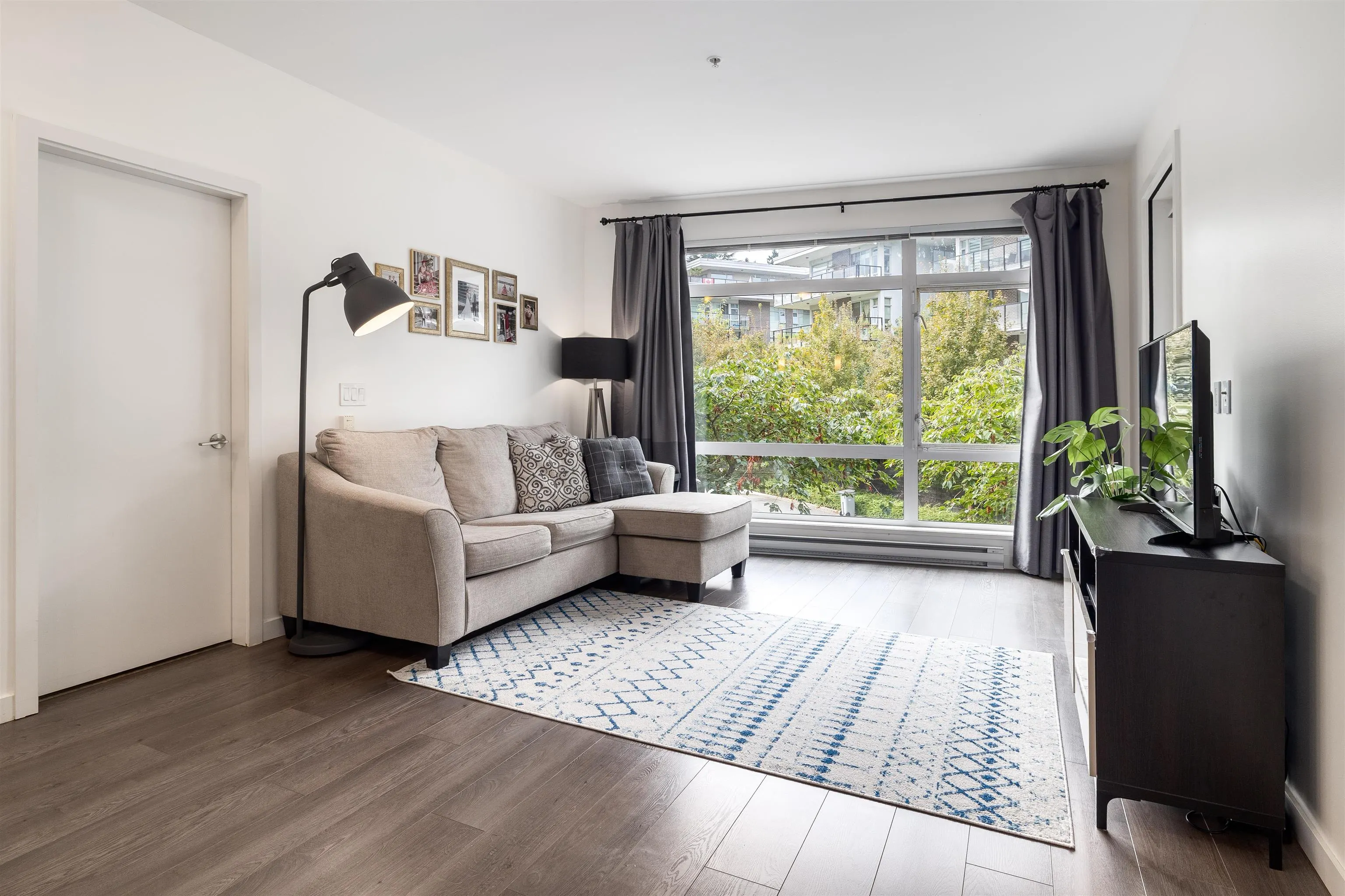 217 22 E Royal Avenue