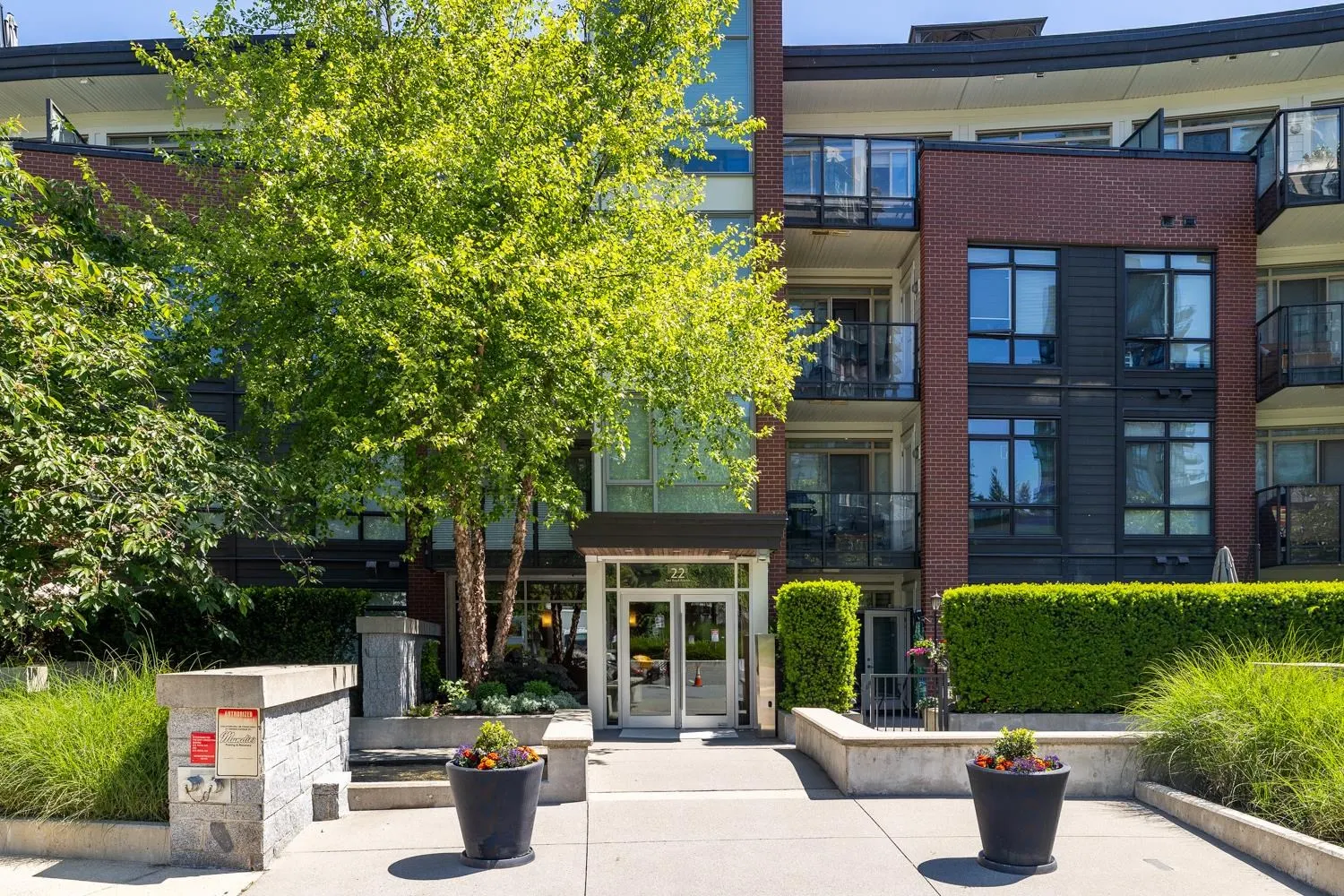 217 22 E Royal Avenue