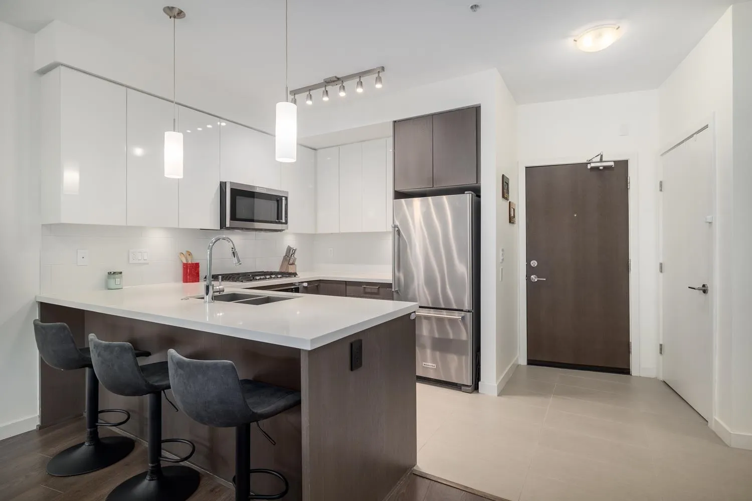 217 22 E Royal Avenue