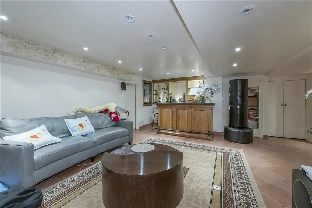 4XXX Beverly Crescent