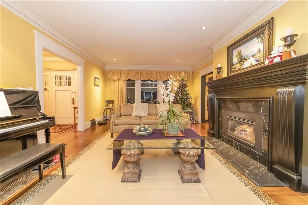 4XXX Beverly Crescent