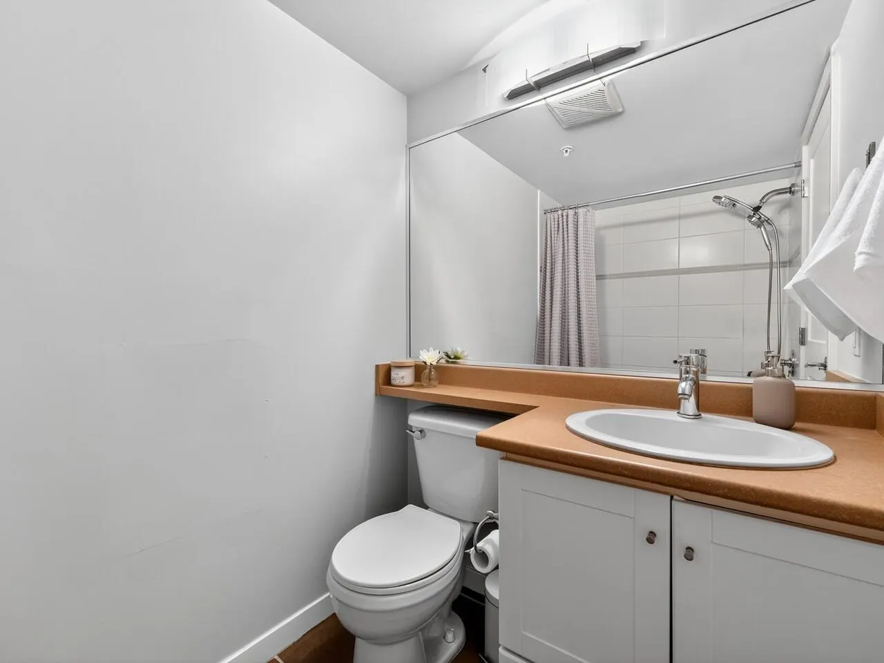 901 833 Agnes Street