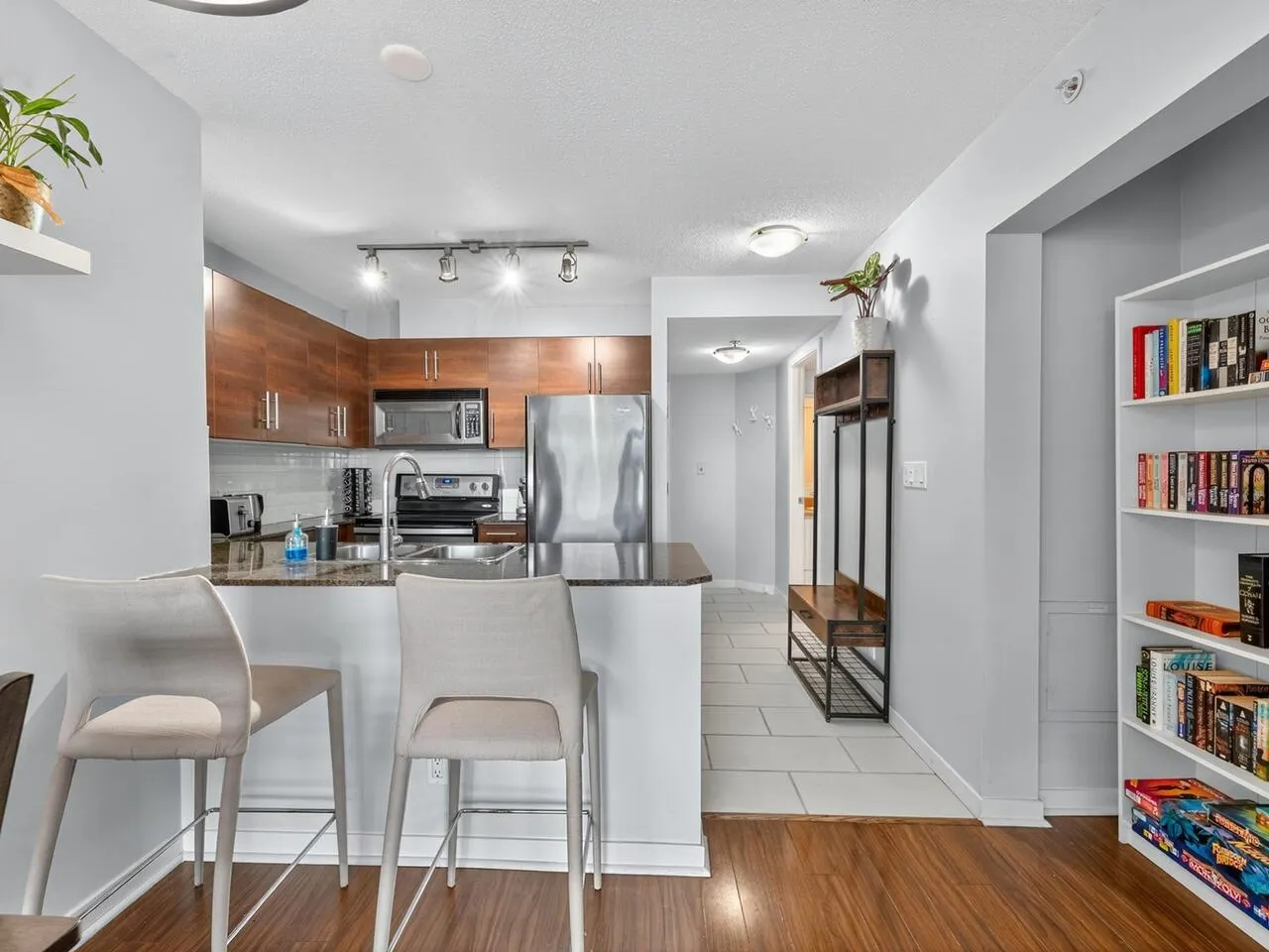 901 833 Agnes Street