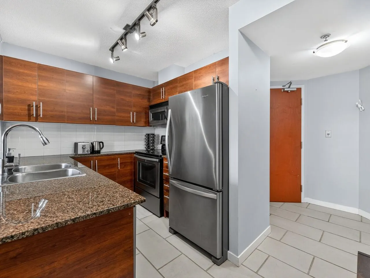 901 833 Agnes Street