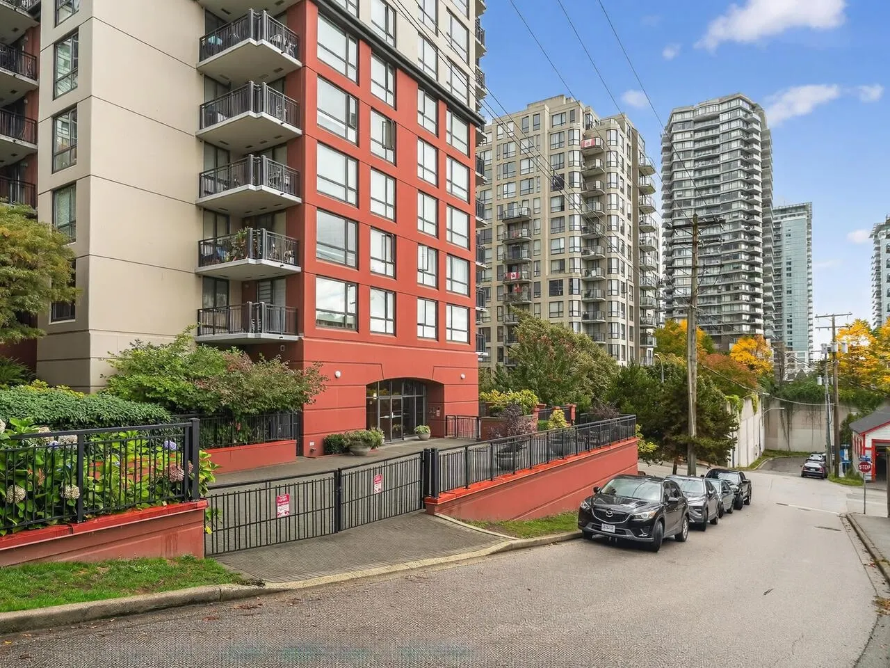 901 833 Agnes Street