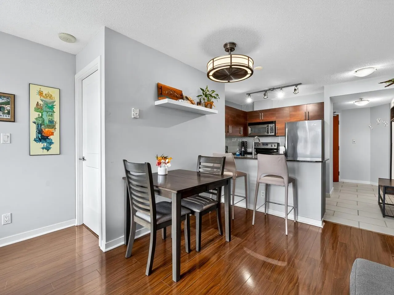 901 833 Agnes Street