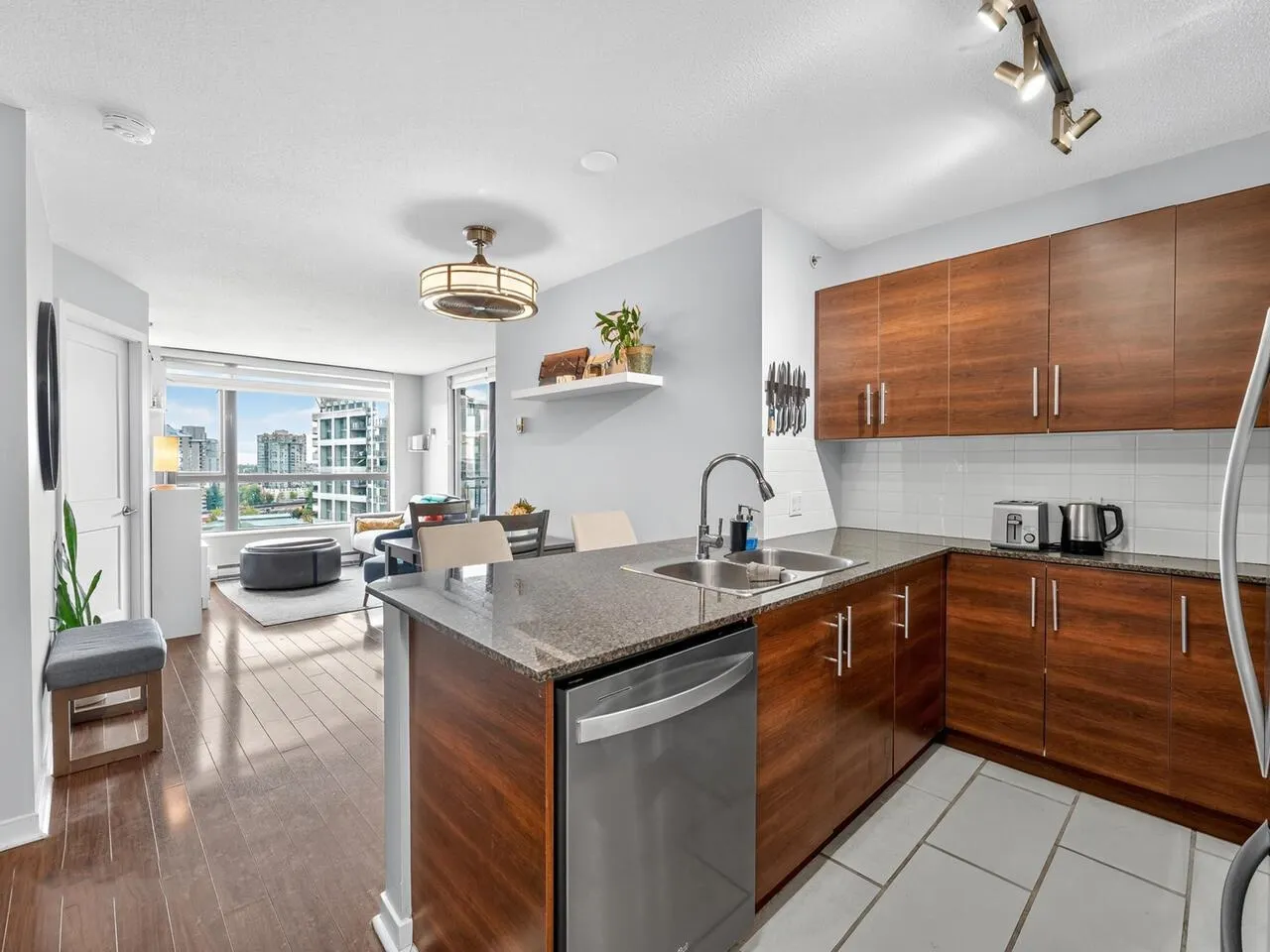 901 833 Agnes Street