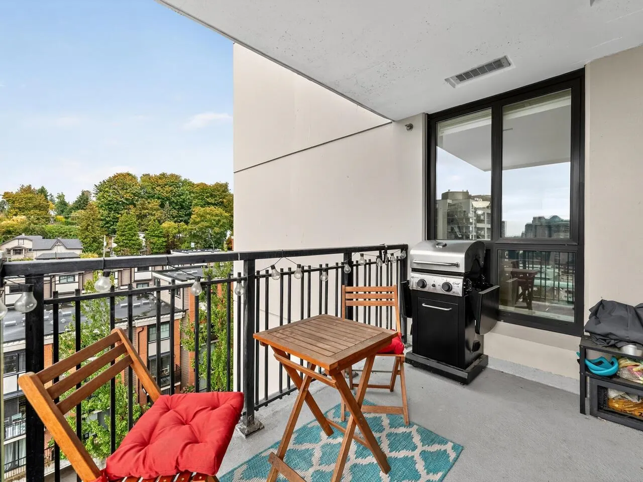 901 833 Agnes Street