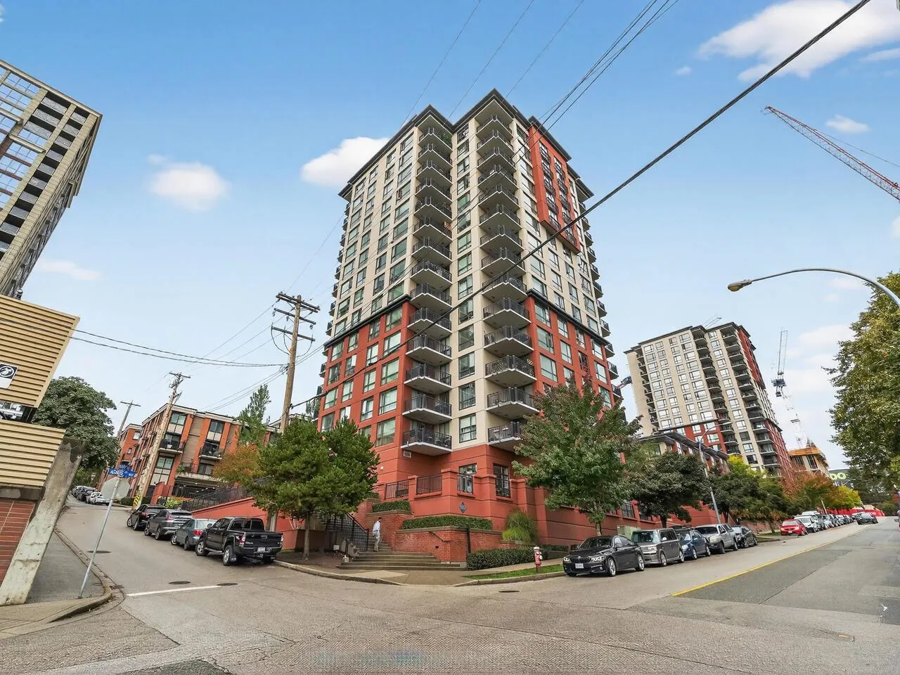 901 833 Agnes Street