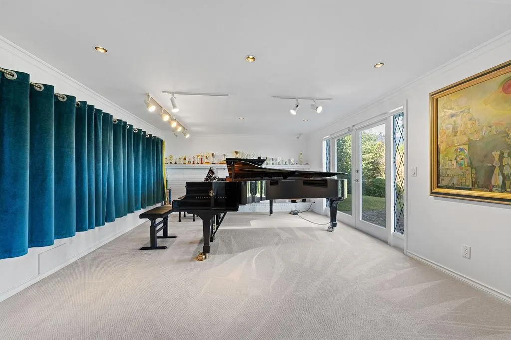 685 King Georges Way