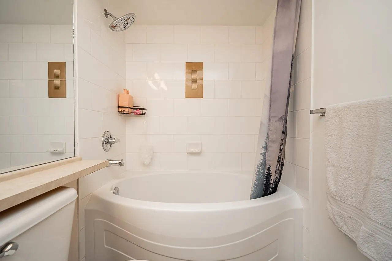 217 801 Klahanie Drive