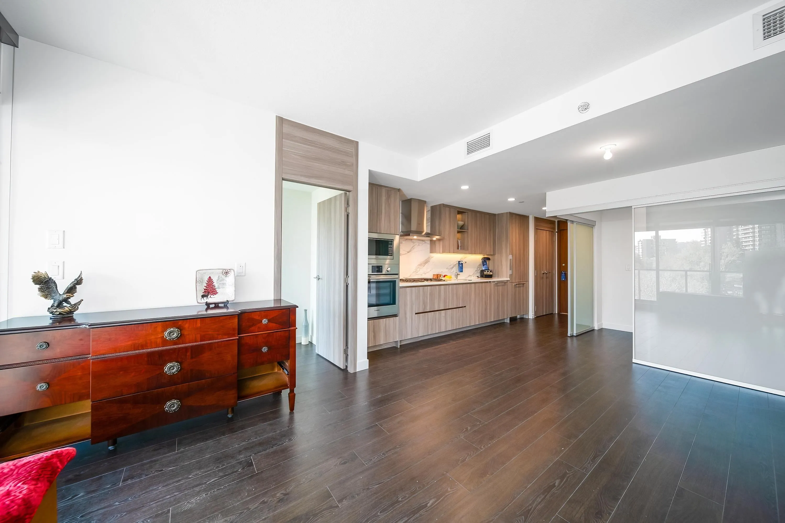 608 4890 Lougheed Highway
