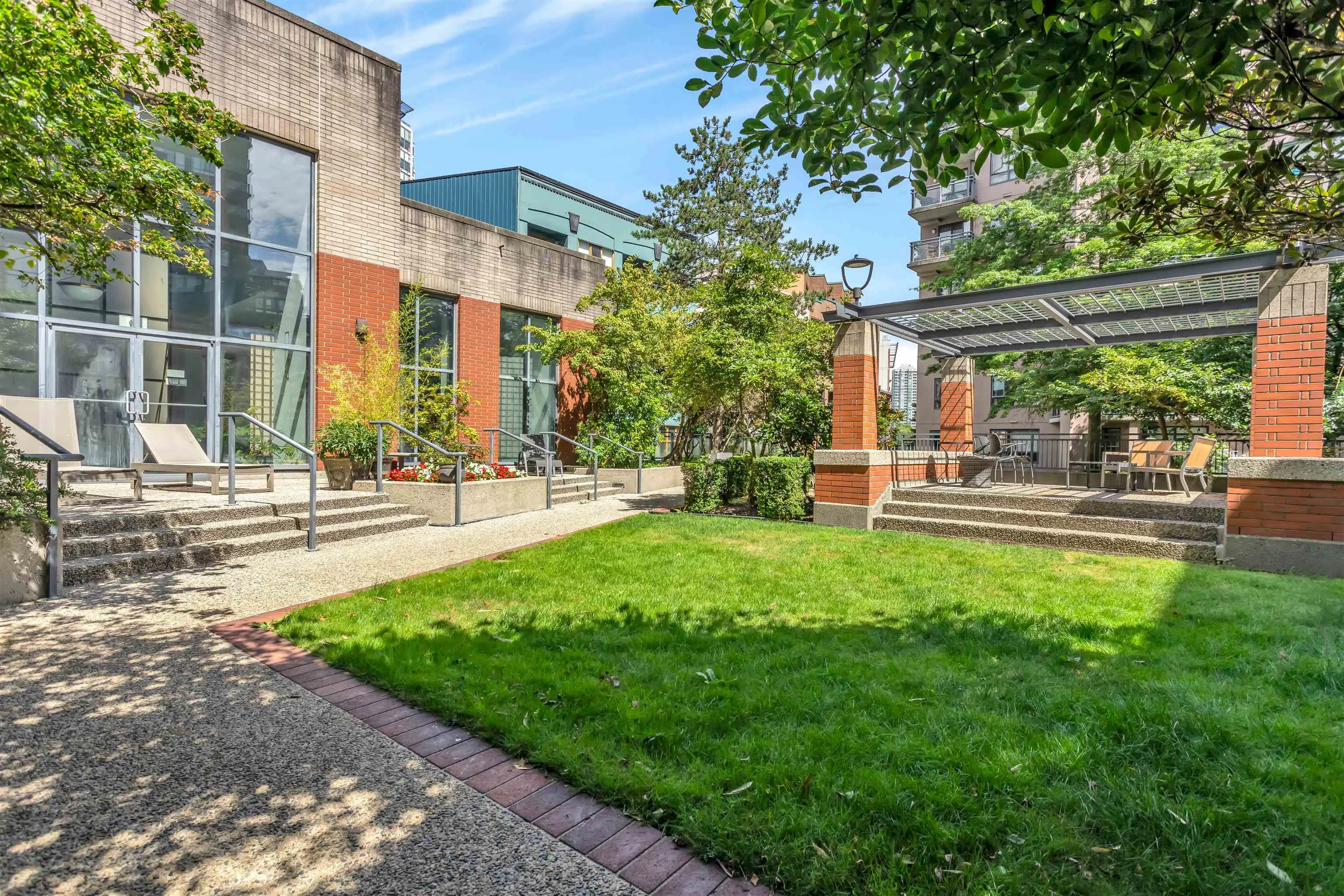 1802 289 Drake Street